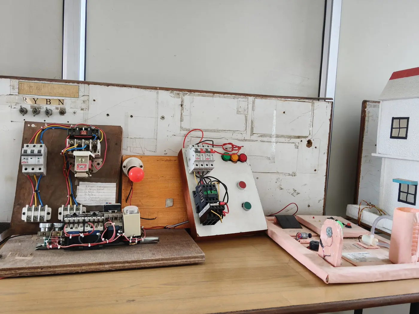 An electrical control training board with contactors, switches and indicator lamps