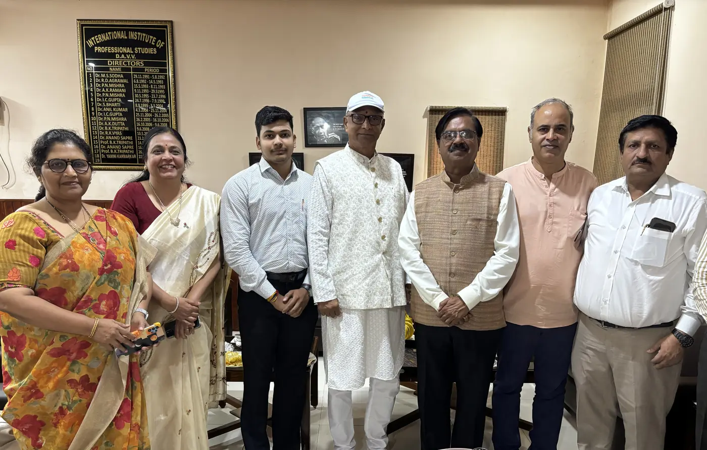 Builds Your Mind with institute leaders and faculty on a partner visit