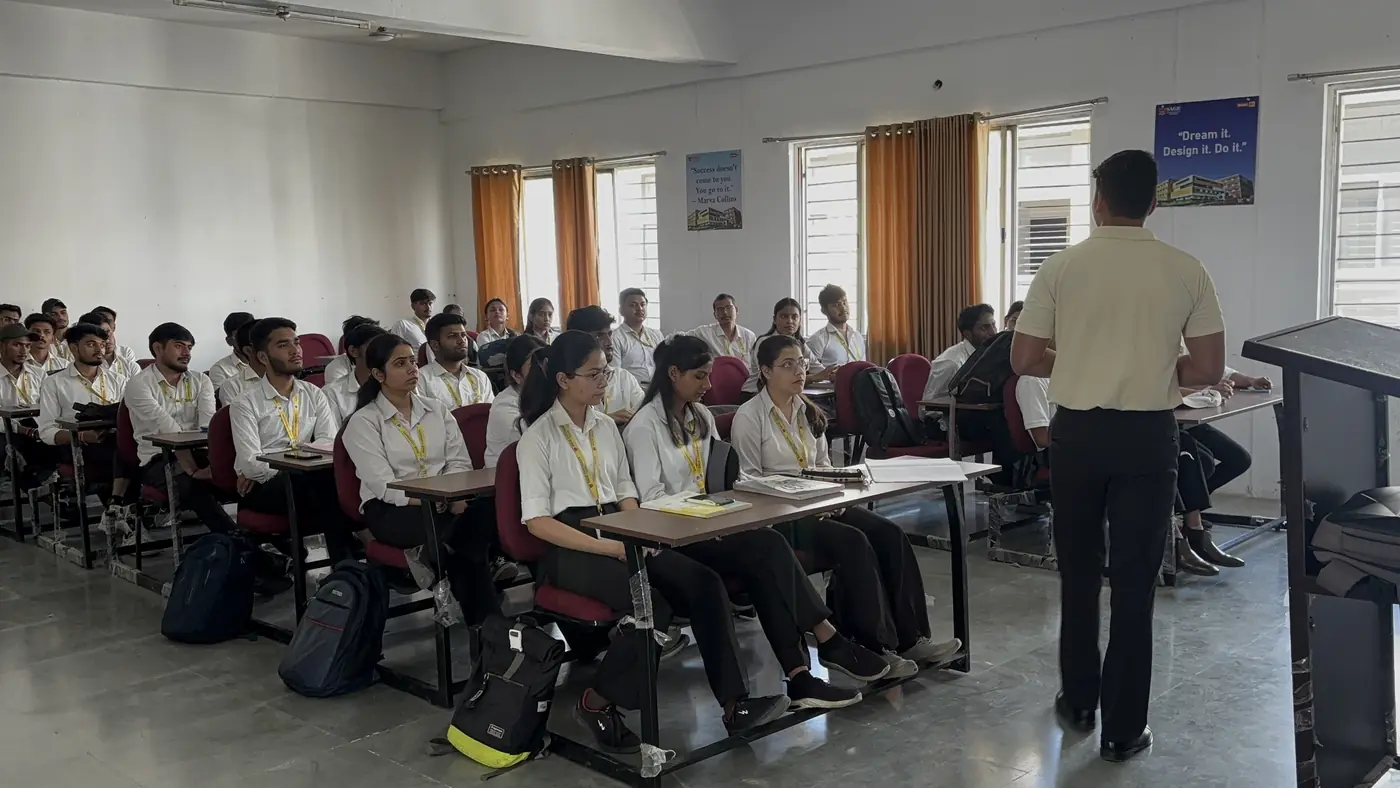 Technical briefing for students seated at desks in a seminar hall